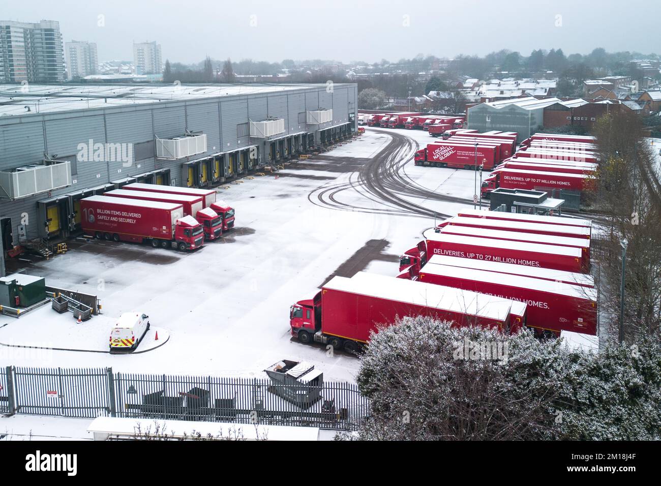 Newtown, Birmingham, 11 décembre 2022. Royal mail véhicules couverts en exposition alors que la compagnie postale poursuit l'action syndicale sur son réseau. Les colis ont été retardés car les grèves se poursuivent chaque semaine jusqu'à Noël. Le Royal mail Centre de Newtown a été critiqué sur les réseaux sociaux pour avoir des milliers de colis en attente d'être triés dans un énorme arriéré depuis le début des départs. Crédit : arrêtez Press Media/Alamy Live News Banque D'Images