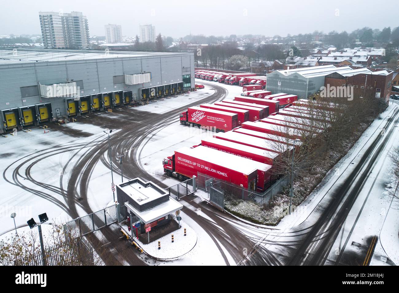 Newtown, Birmingham, 11 décembre 2022. Royal mail véhicules couverts en exposition alors que la compagnie postale poursuit l'action syndicale sur son réseau. Les colis ont été retardés car les grèves se poursuivent chaque semaine jusqu'à Noël. Le Royal mail Centre de Newtown a été critiqué sur les réseaux sociaux pour avoir des milliers de colis en attente d'être triés dans un énorme arriéré depuis le début des départs. Crédit : arrêtez Press Media/Alamy Live News Banque D'Images