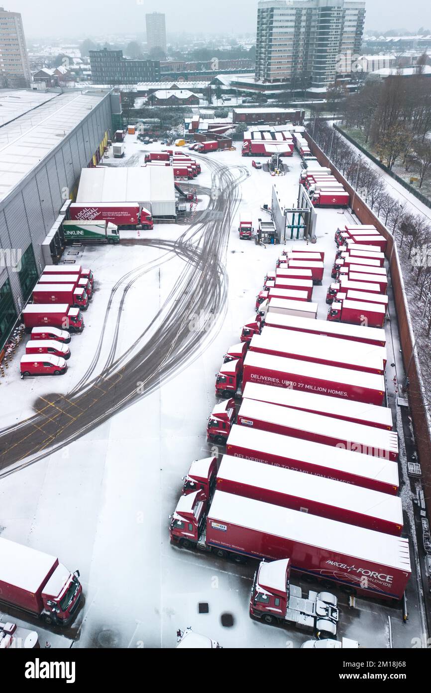 Newtown, Birmingham, 11 décembre 2022. Royal mail véhicules couverts en exposition alors que la compagnie postale poursuit l'action syndicale sur son réseau. Les colis ont été retardés car les grèves se poursuivent chaque semaine jusqu'à Noël. Le Royal mail Centre de Newtown a été critiqué sur les réseaux sociaux pour avoir des milliers de colis en attente d'être triés dans un énorme arriéré depuis le début des départs. Crédit : arrêtez Press Media/Alamy Live News Banque D'Images
