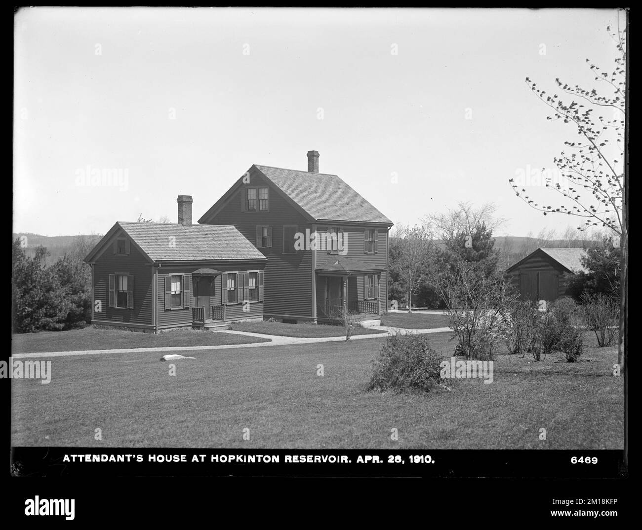 Sudbury Department, Hopkinton Reservoir, maison du préposé, Ashland, Massachusetts, 28 avril 1910 , ouvrages d'eau, réservoirs, structures de distribution d'eau, structures résidentielles Banque D'Images Sudbury Department, Hopkinton Reservoir, maison du préposé, Ashland, Massachusetts, 28 avril 1910 , ouvrages d'eau, réservoirs, structures de distribution d'eau, structures résidentielles Banque D'Images