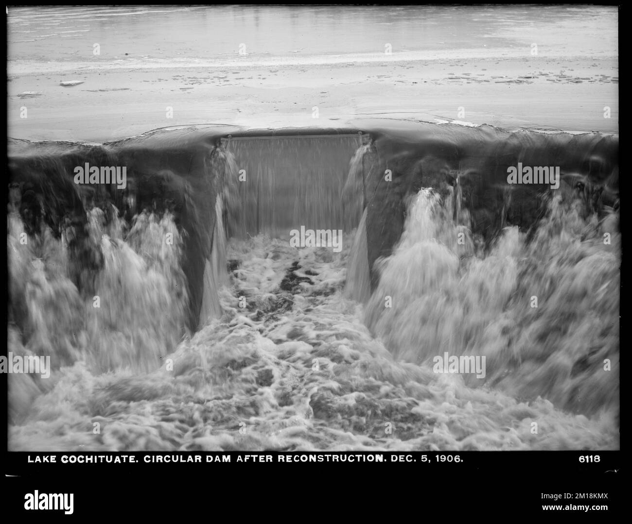 Sudbury Department, amélioration du lac Cochituate, barrage circulaire après reconstruction, Natick, Mass., 5 décembre 1906, ouvrages d'eau, réservoirs, structures de distribution d'eau, barrages Banque D'Images Sudbury Department, amélioration du lac Cochituate, barrage circulaire après reconstruction, Natick, Mass., 5 décembre 1906, ouvrages d'eau, réservoirs, structures de distribution d'eau, barrages Banque D'Images