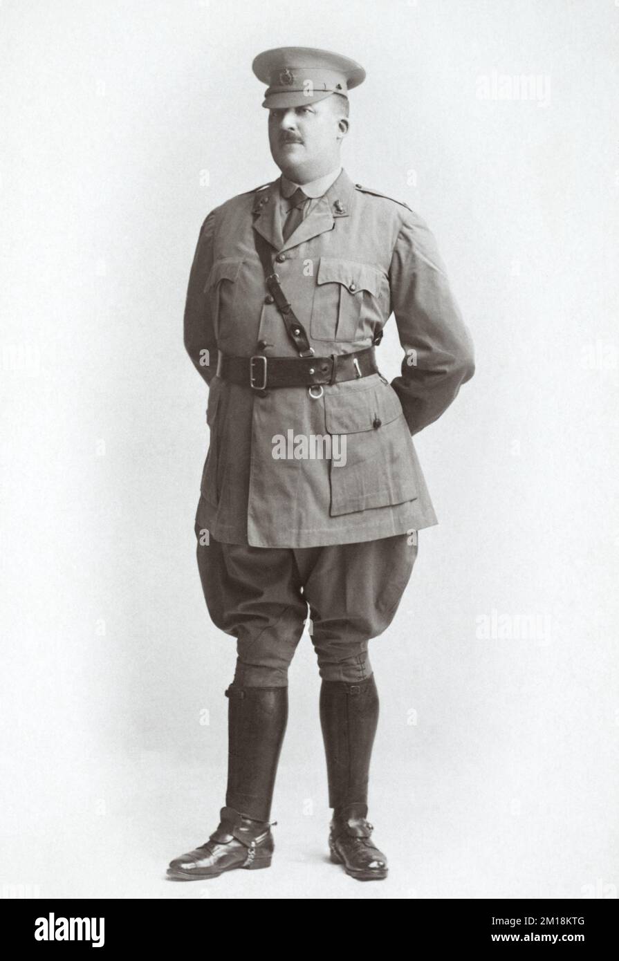 Un officier de l'armée britannique de la première Guerre mondiale dans les Royal Engineers servant en Inde, pris à Bombay, 1918. Banque D'Images