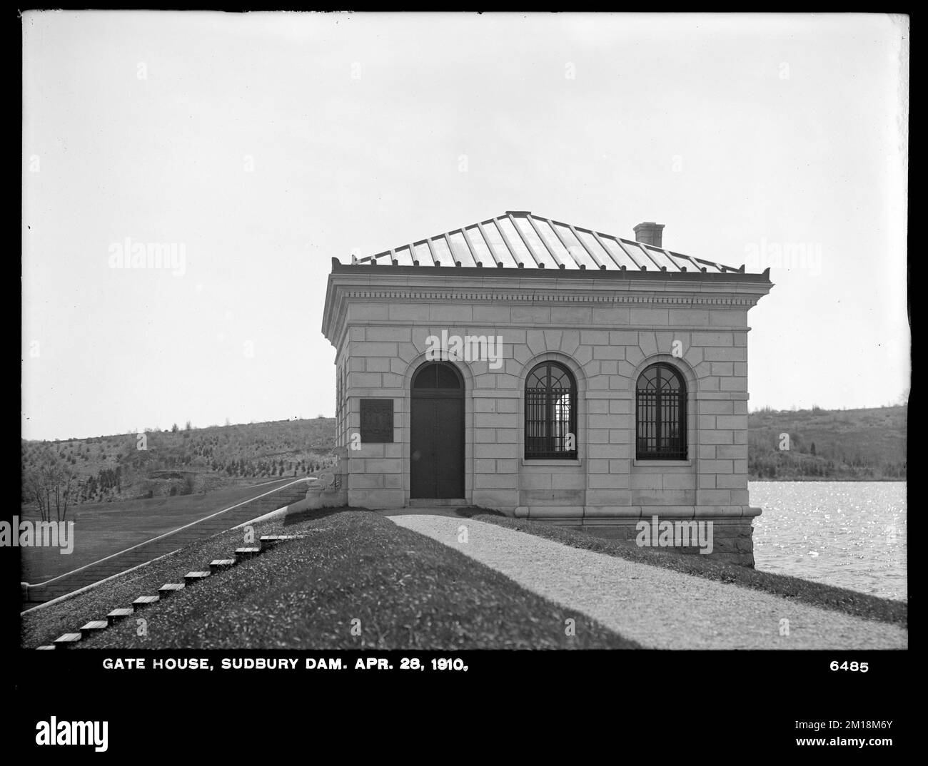 Sudbury Department, Sudbury Dam Gatehouse, en regardant vers la tablette, Southborough, Mass., 28 avril 1910 , ouvrages d'eau, réservoirs, structures de distribution d'eau, barrages, portier Banque D'Images Sudbury Department, Sudbury Dam Gatehouse, en regardant vers la tablette, Southborough, Mass., 28 avril 1910 , ouvrages d'eau, réservoirs, structures de distribution d'eau, barrages, portier Banque D'Images