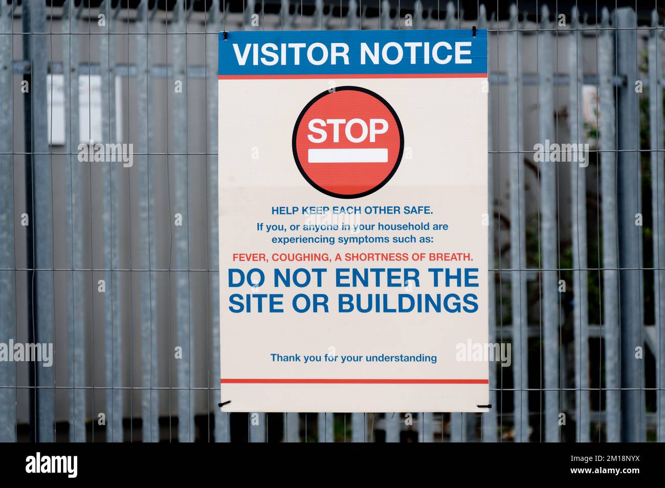 Veuillez vous connecter pour tous les visiteurs et vous présenter à l'enseigne du bureau sur le chantier de construction Banque D'Images