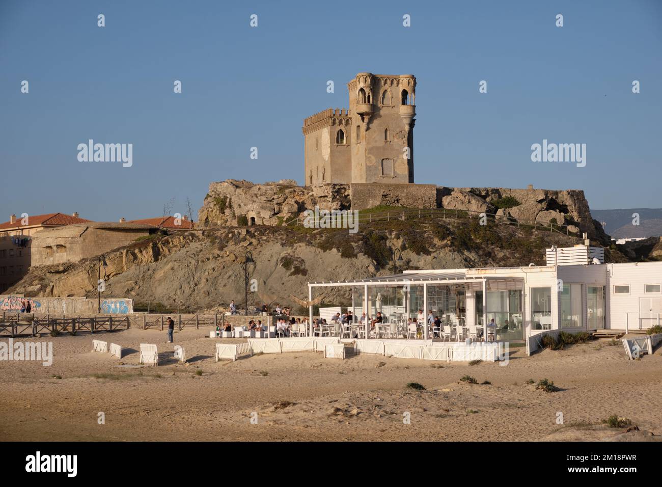 El Chiringuito et le château de Santa Catalina. Tarifa, province de Cadix, Espagne Banque D'Images