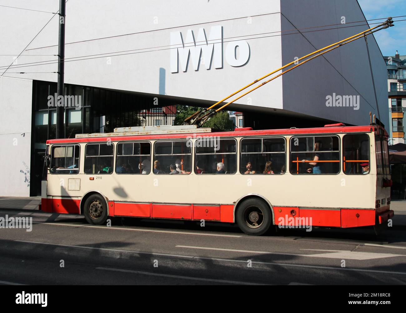 Un trolleybus dans le centre de Vilnius, en Lituanie, par une journée ensoleillée Banque D'Images