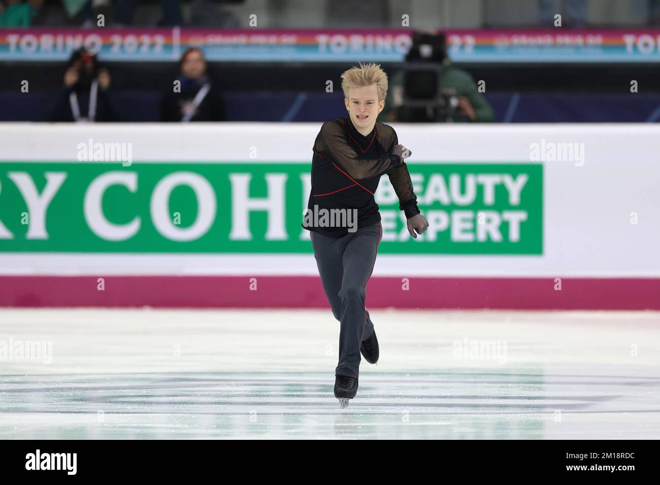 Turin, Italie, le 10th décembre 2022. Daniel Grassl, d'Italie, se produit dans le programme de patinage libre pour hommes à Palavela, Turin. Date de la photo : 10th décembre 2022. Crédit photo à lire: Jonathan Moscrop/Sportimage crédit: Sportimage/Alay Live News Banque D'Images