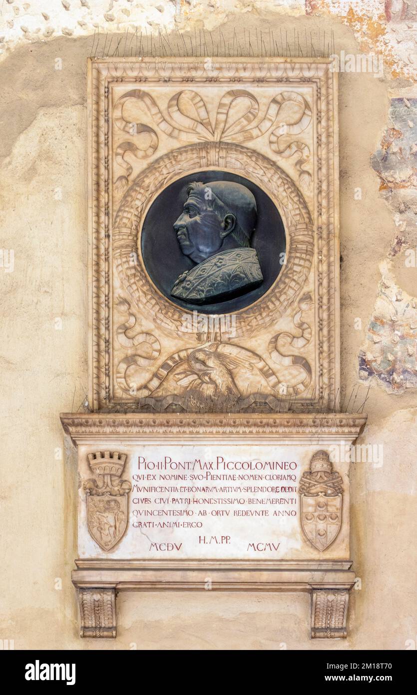 Pienza, province de Sienne, Toscane, Italie. Monument au Pape Pie II dans la loggia du Palazzo Comunale sur la Piazza Pio II Pienza est un monde de l'UNESCO il Banque D'Images