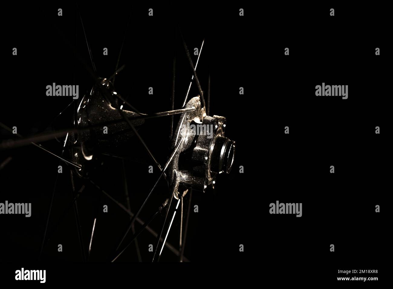 Photo basse lumière du moyeu avant et de la roue de VTT sur fond noir avec espace de copie Banque D'Images