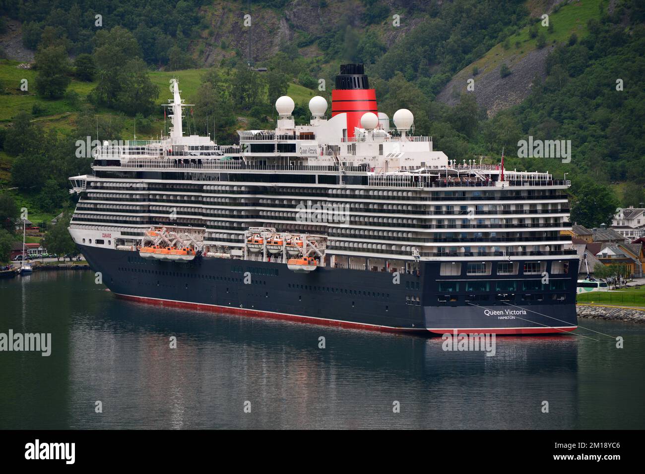 Le paquebot de croisière Cunard MS Queen Victoria amarré à Flam, en Norvège, en juin 2019 Banque D'Images