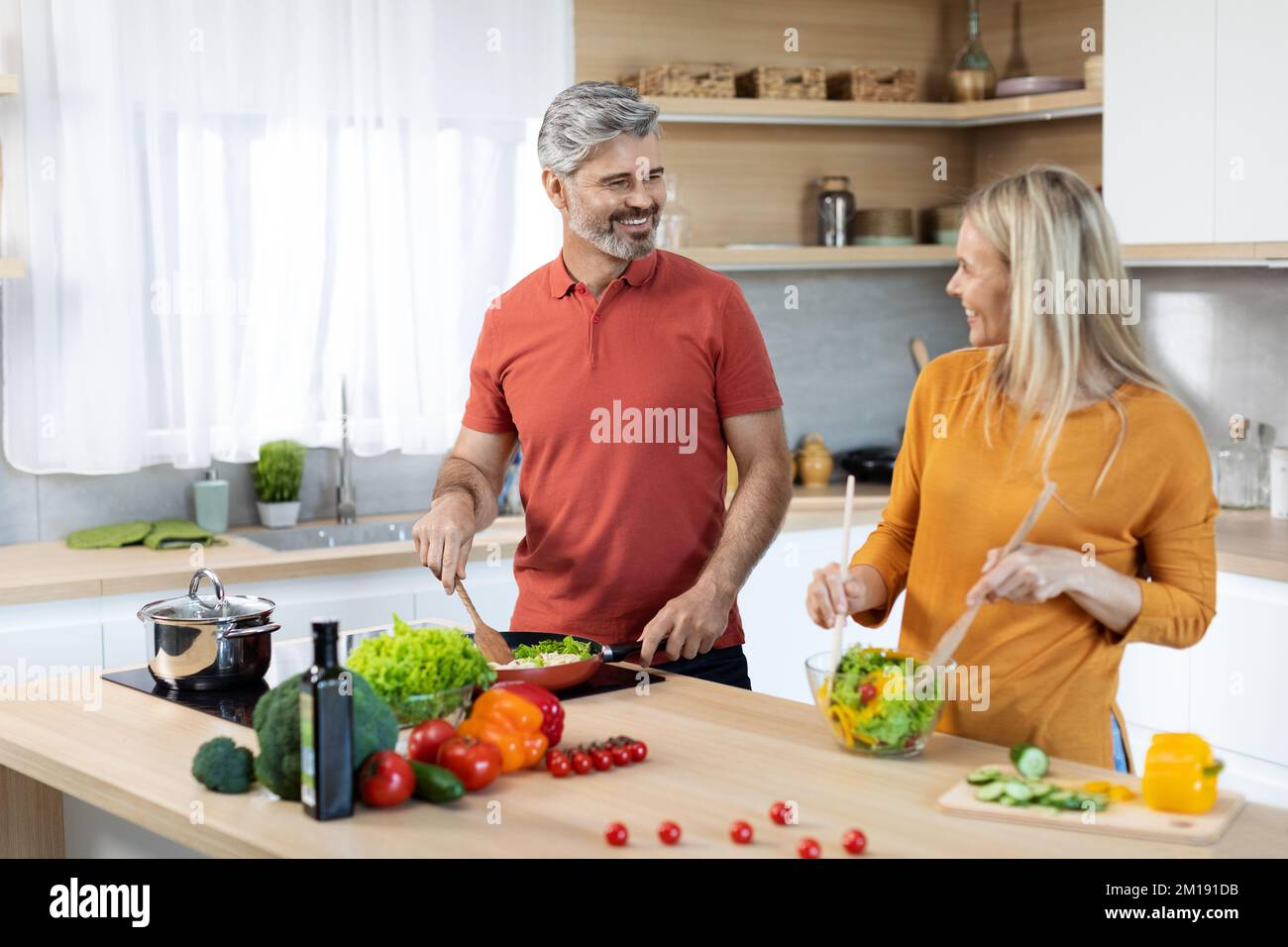Cuisine familiale végétarienne repas sain ensemble à la maison Banque D'Images