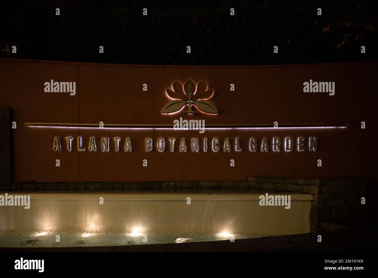 Le panneau pour Atlanta Botanical Garden éclairé la nuit Banque D'Images