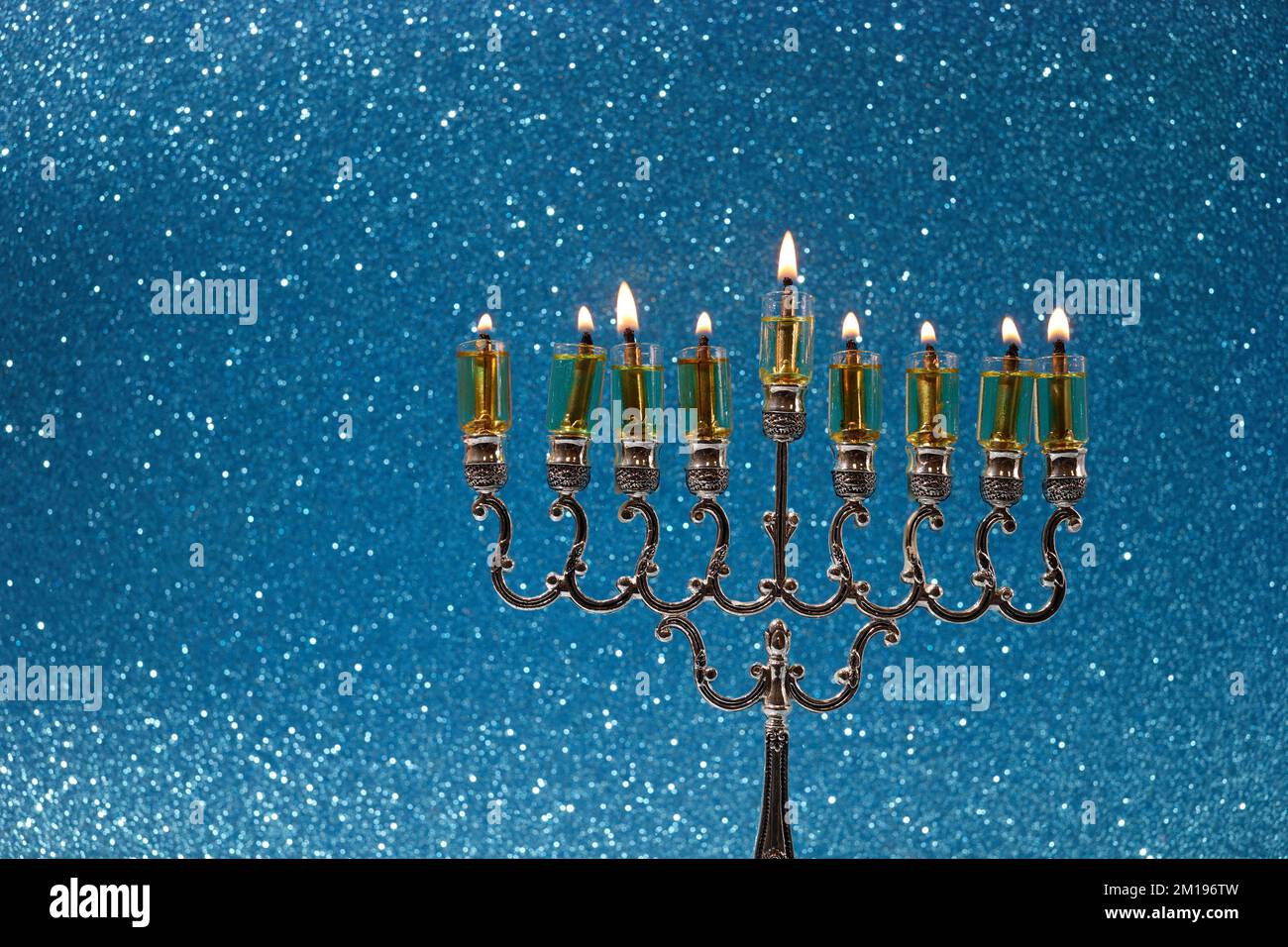 Séjour juif Hanoukkah fond avec menorah - candélabre traditionnel et bougies Banque D'Images