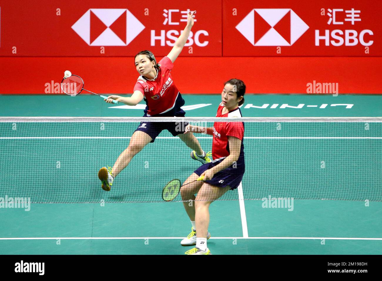 Bangkok, Thaïlande. 11th décembre 2022. Chen Qingchen (L)/Jia Yifan de Chine rivalisent avec Benyapa Aimsaard/Nuntakarn Aimsaard de Thaïlande lors de la double finale des femmes aux finales du BWF World Tour 2022 à Bangkok, Thaïlande, 11 décembre 2022. Crédit: Wang Teng/Xinhua/Alay Live News Banque D'Images