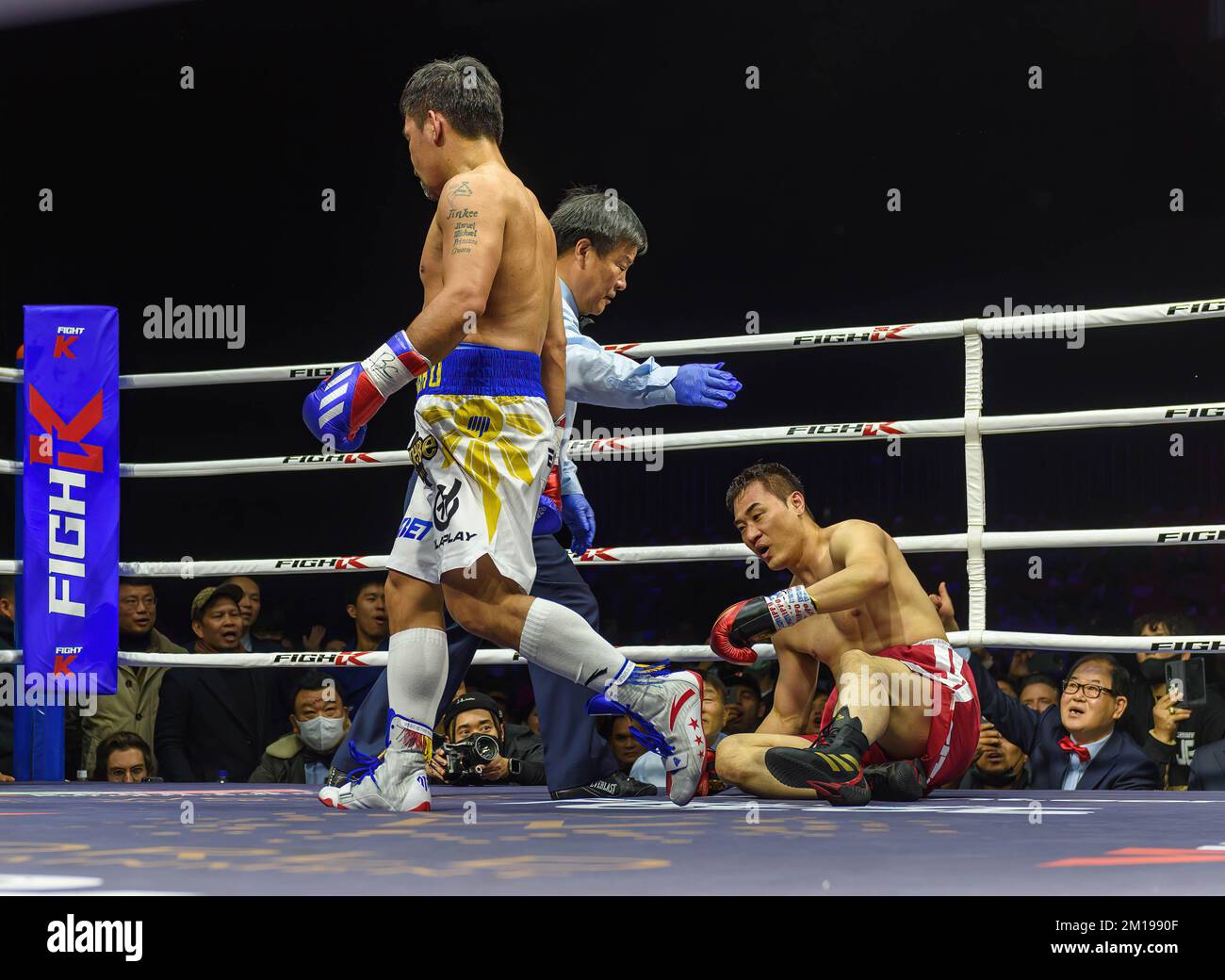 Goyang, Corée du Sud. 11th décembre 2022. Artiste martial sud-coréen D.K. Yoo est renversé par l'ancien boxeur philippin Emmanuel Dapidran Pacquiao Sr. Lors de leur match de boxe à Goyang. Pacquiao a battu Yoo avec une décision unanime. (Photo de Kim Jae-Hwan/SOPA Images/Sipa USA) crédit: SIPA USA/Alay Live News Banque D'Images