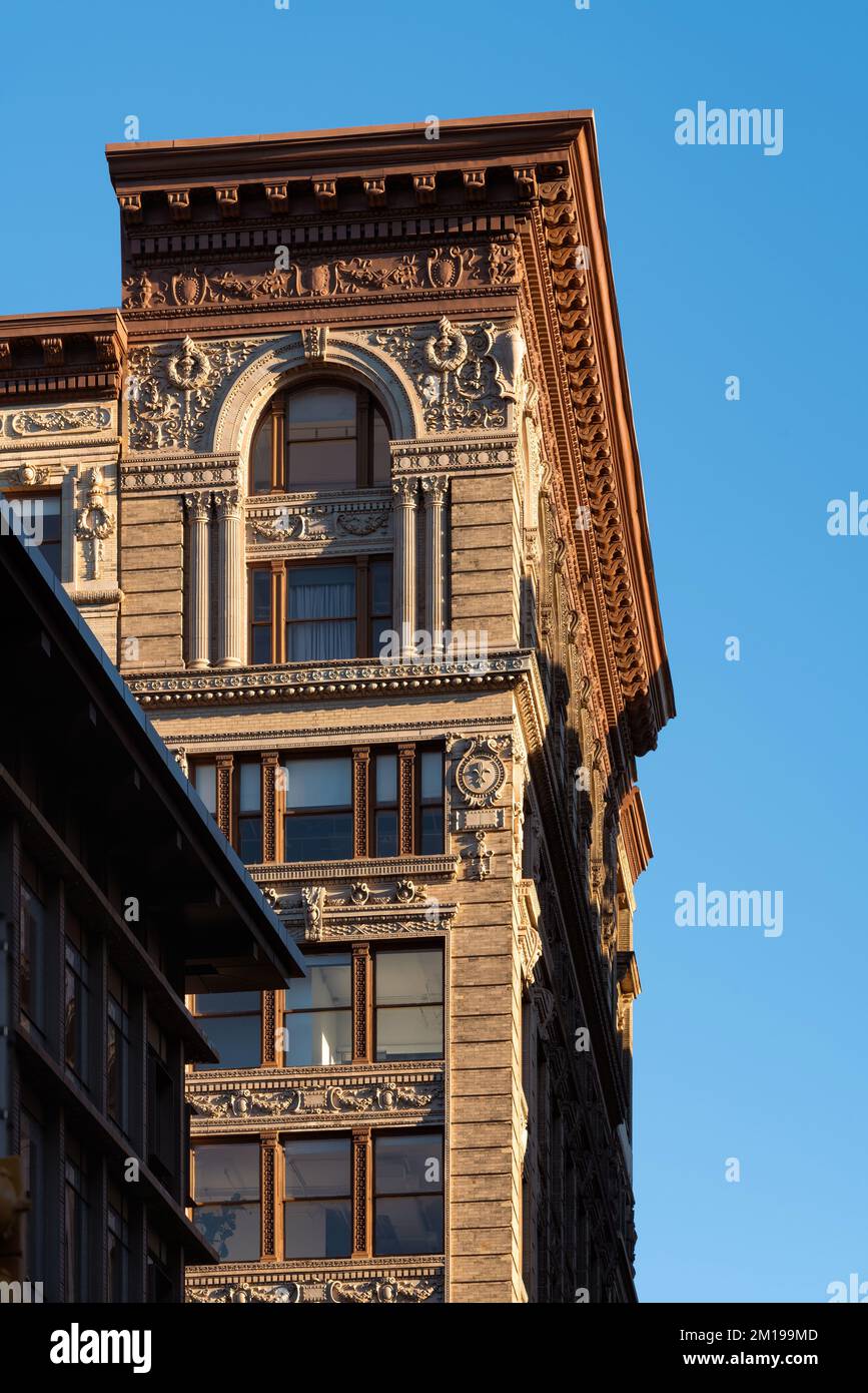 Soho loft avec façade complexe orncimentation. Soho Cast Iron Building quartier historique le long de Lower Broadway, Lower Manhattan, New York Banque D'Images