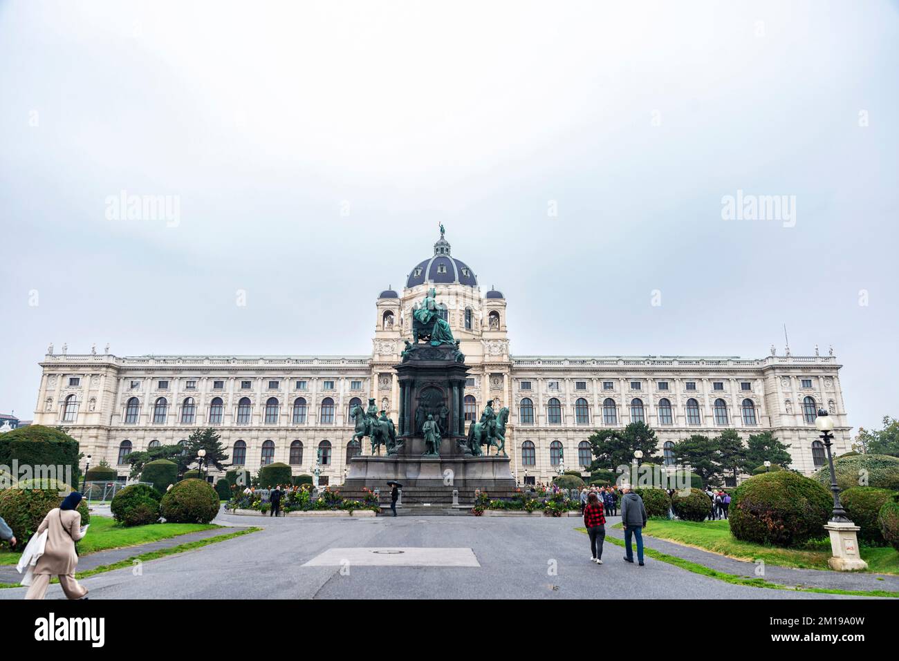 Vienne, Autriche - 15 octobre 2022: Maria Theresien Platz et le Musée d'Histoire naturelle de Vienne avec les habitants d'Innere Stadt; Vienne, Autriche Banque D'Images