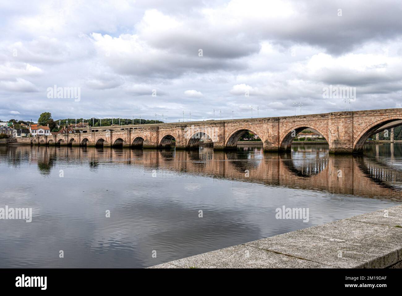 Les trois ponts de Berwick upon Tweed, le vieux pont, le nouveau pont et le pont frontalier royal au-dessus de la rivière Tweed Banque D'Images