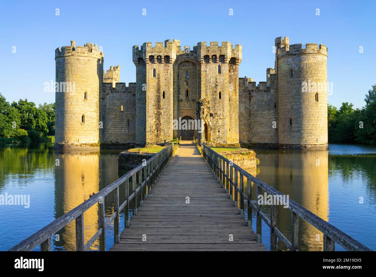 Château de Bodiam avec un pont-levis et une passerelle - Château de Bodiam Château de 14th-siècle Robertsbridge Bodiam East Sussex Angleterre GB Europe Banque D'Images