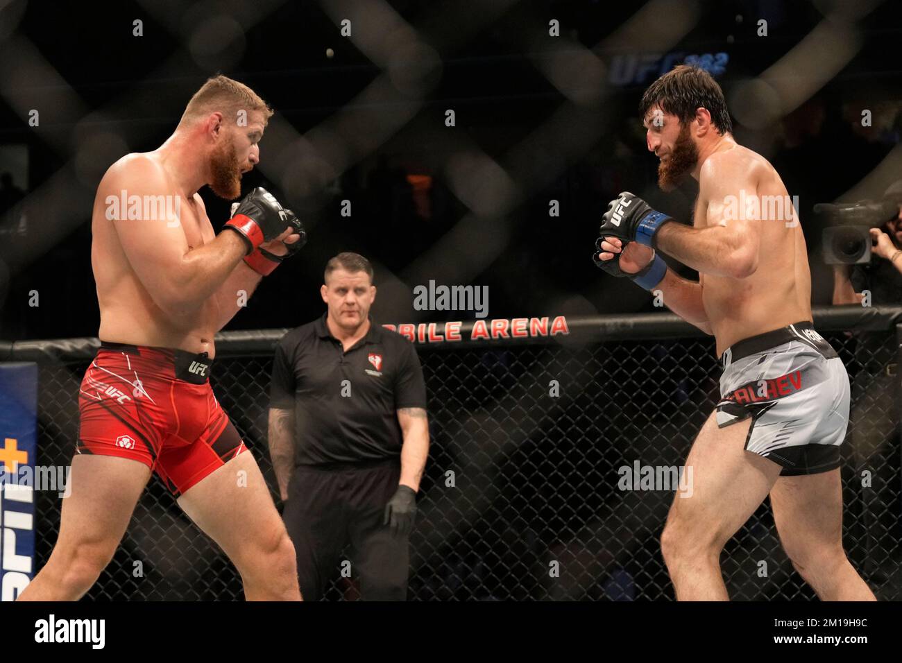 Las Vegas, Nevada, États-Unis. 10th décembre 2022. Stade T-Mobile LAS VEGAS, NV - DÉCEMBRE 10 : (G-D) les batailles de Jan Blachowicz ont entraîné Ankalaev dans leur combat léger à fort poids lors de l'événement UFC 282 à l'arène T-Mobile sur 10 décembre 2022 à Las Vegas, Nevada, États-Unis. (Photo de Louis Grasse/PxImages) (Louis Grasse/SPP) crédit: SPP Sport Press photo. /Alamy Live News Banque D'Images