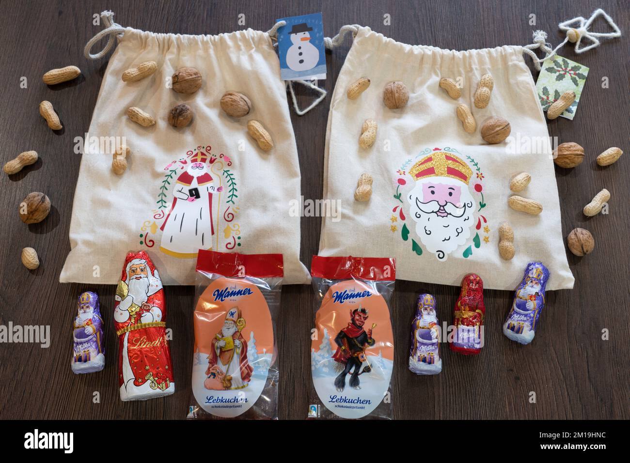 Saint Nicholas Eve 5th décembre à St. Nick's Day 6th décembre tradition de remplissage de chaussures avec de petits cadeaux, satsumas, chocolats et noix Banque D'Images