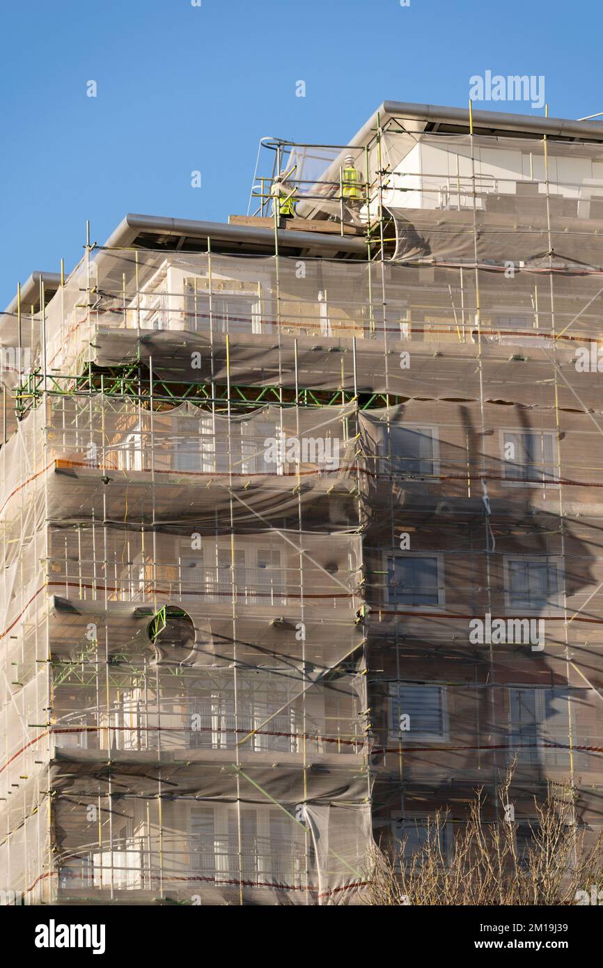 Appartements de grande hauteur sur Winterthur Way, Basingstoke, décembre 2022. Les entrepreneurs de Stanlil retirent les panneaux de revêtement et les planches de balcon en raison de la sécurité-incendie. ROYAUME-UNI Banque D'Images