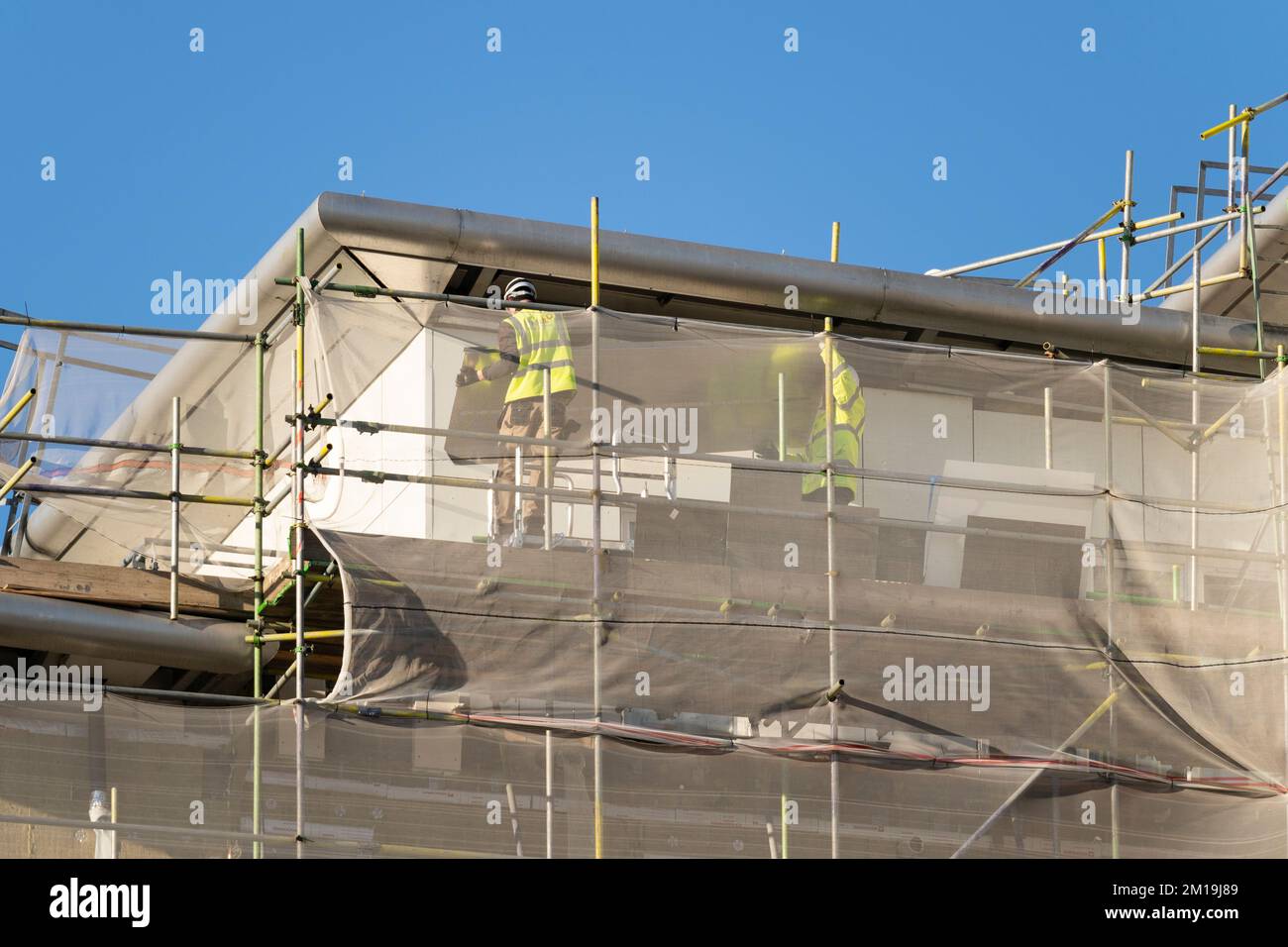 Appartements de grande hauteur sur Winterthur Way, Basingstoke, décembre 2022. Les entrepreneurs de Stanlil retirent les panneaux de revêtement et les planches de balcon en raison de la sécurité-incendie. ROYAUME-UNI Banque D'Images