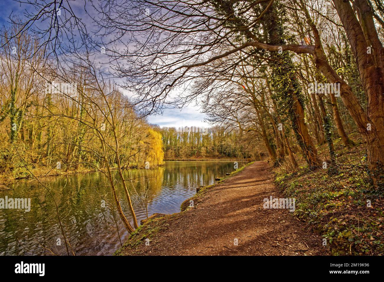 Le chemin le long du lac de pêche à Moss Valley, Brynteg, Wrexham, au nord du pays de Galles pendant le printemps. Banque D'Images