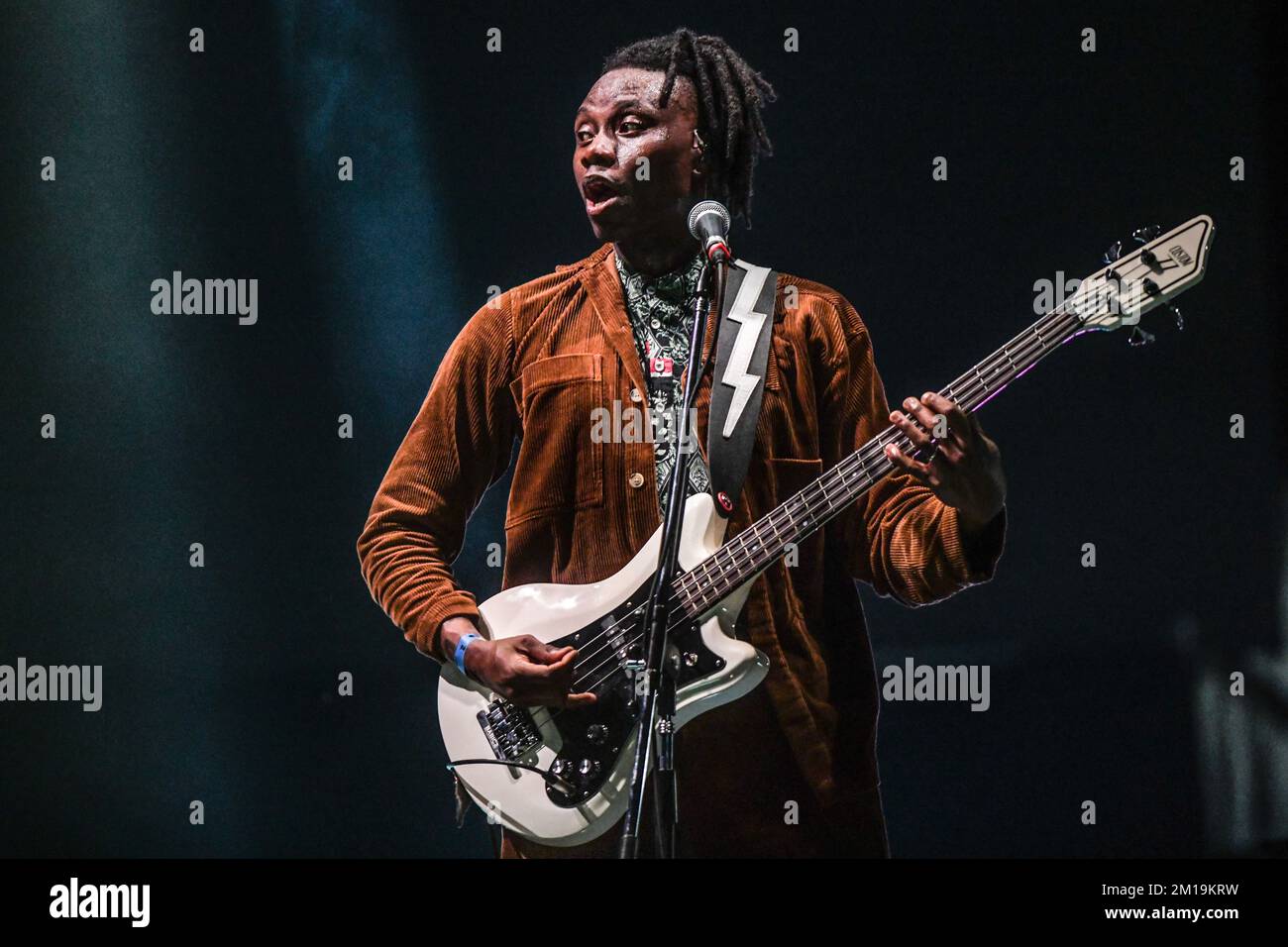 Olugbenga Adelekan (basse), de Metronomy Banque D'Images