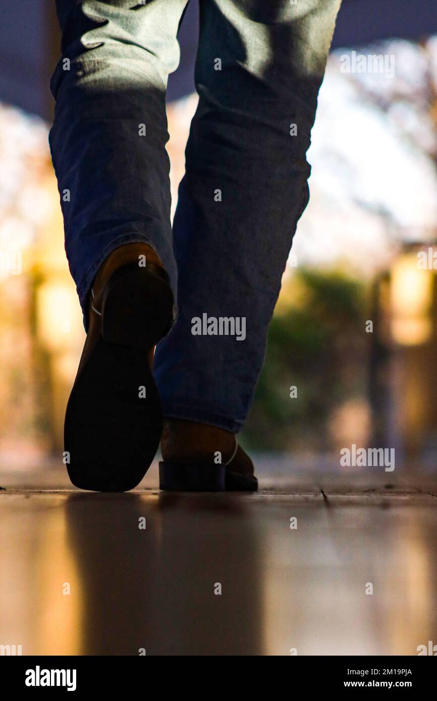 Homme marchant dans des bottes de cow-boy Banque D'Images