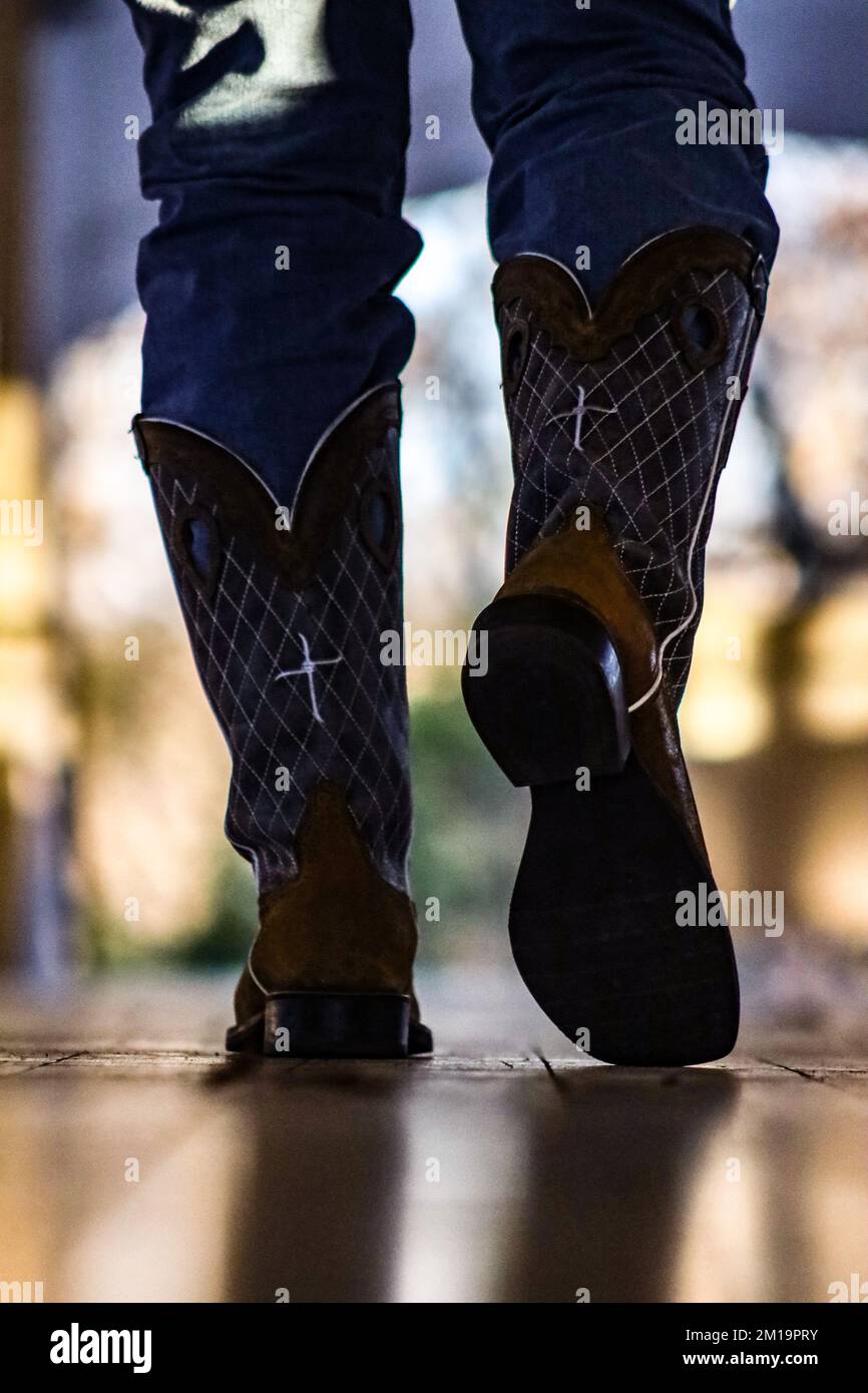 Homme marchant dans des bottes de cow-boy Banque D'Images