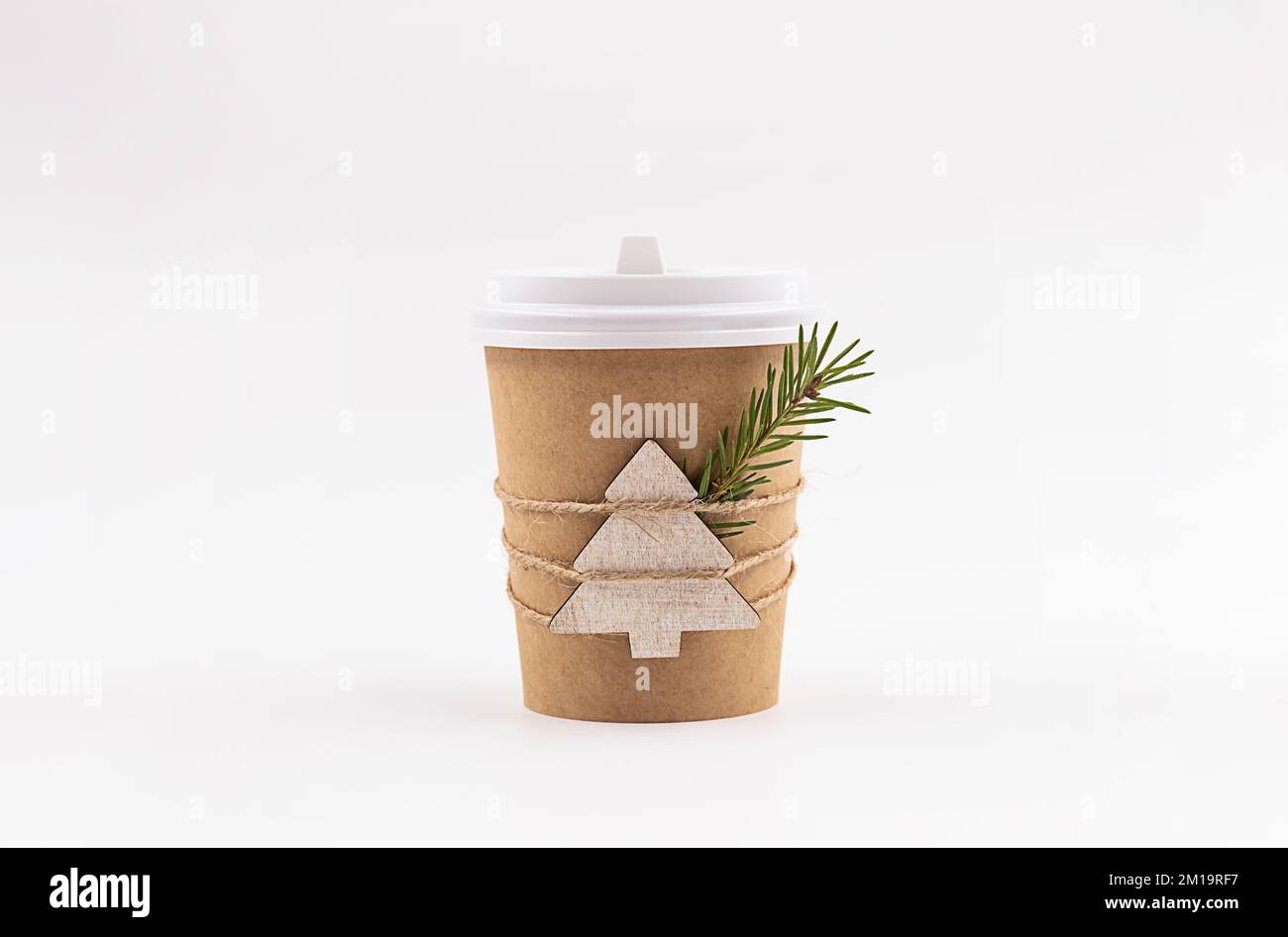 Tasse à café jetable avec décoration de Noël sur blanc. Gobelet à