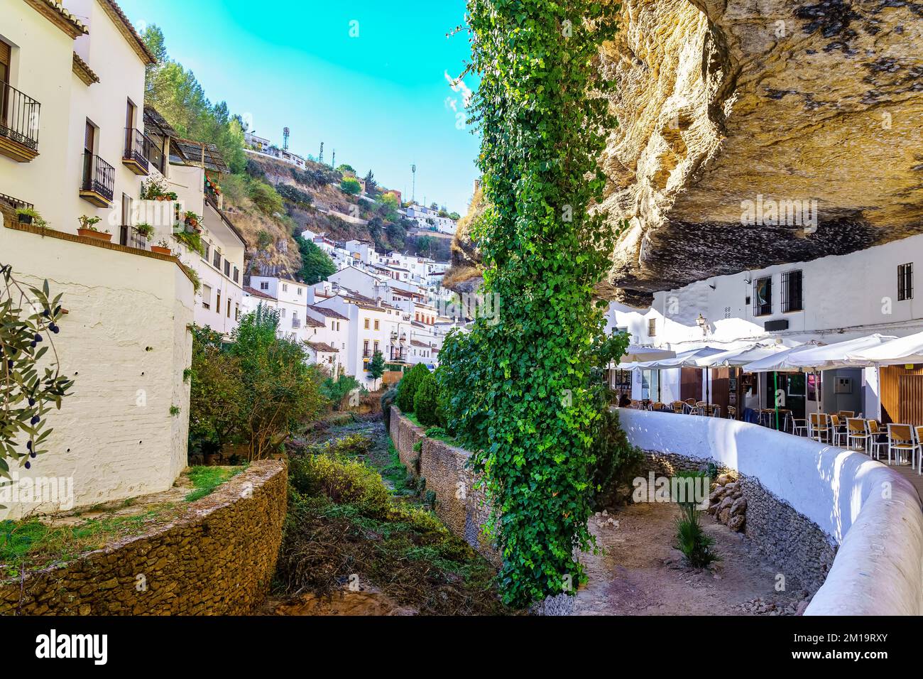 Maisons blanches à côté du ruisseau et de la montagne où les maisons sont creusées à l'intérieur de la roche, Setenil de las Bodegas, Cadix. Banque D'Images