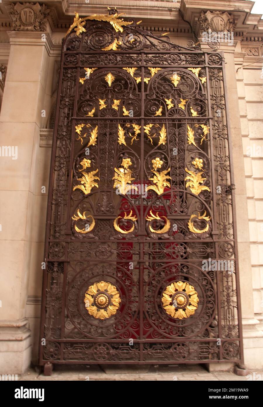 Gate, Burlington House, Piccadilly, Mayfair, Londres, Royaume-Uni - Burlington House abrite plusieurs sociétés savantes, dont la Royal Society of Arts; Banque D'Images