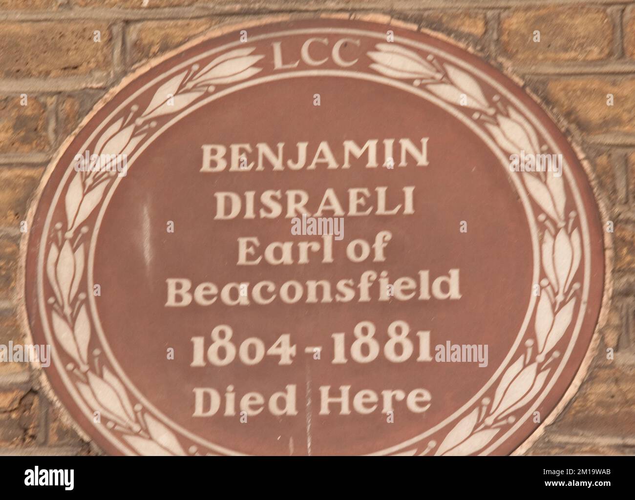 Plaque désignant la maison dans laquelle Benjamin Disraeli est mort, Mayfair, Westminster, Londres, Royaume-Uni - Benjamin Disraeli était premier ministre de Grande-Bretagne Banque D'Images