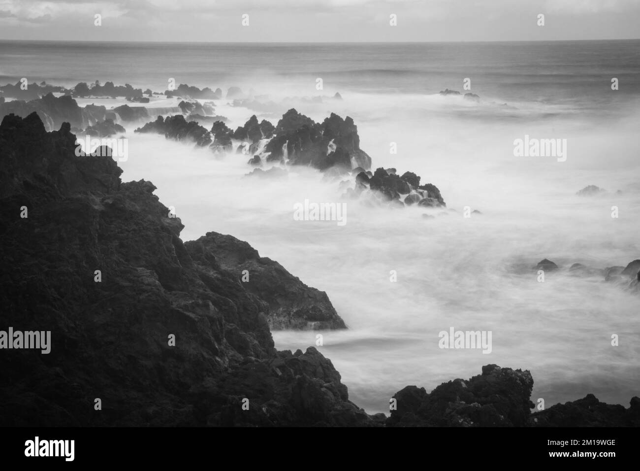 Les vagues se brisent sur les rochers Banque D'Images