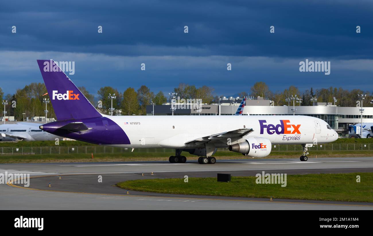 Everett, WA, États-Unis - 21 avril 2022; FedEx Express qui se prépare à décoller à Everett Paine Field. L'avion de fret est un Boeing 757-20 converti Banque D'Images