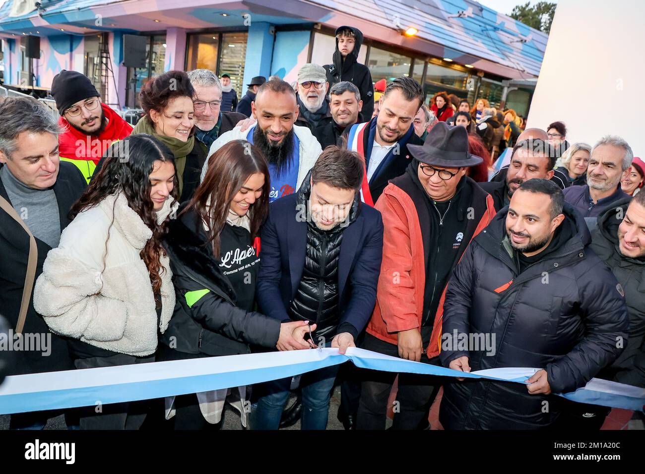 Marseille, France. 10th décembre 2022. Benoit PAYAN (C), maire de Marseille inaugure le fast-food social et solidaire "après M". Crédit : SOPA Images Limited/Alamy Live News Banque D'Images