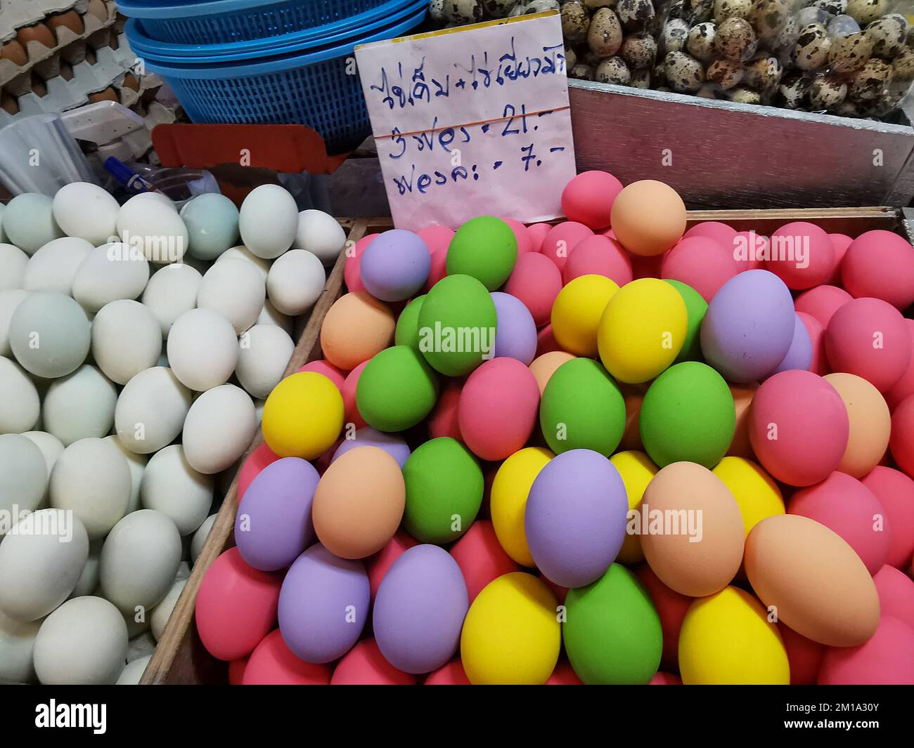 Œuf salé de couleur et blanc dans la stalle du marché de Bangkok, en Thaïlande. Concept asiatique de conservation des aliments salés. Banque D'Images