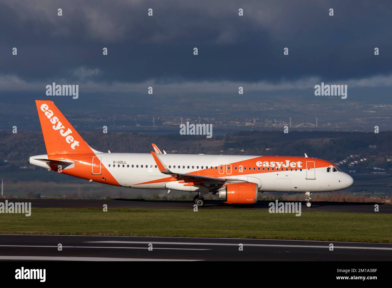 G-UZLL Airbus A320 251N easyJet Bristol Airport UK 10/12/2022 Banque D'Images