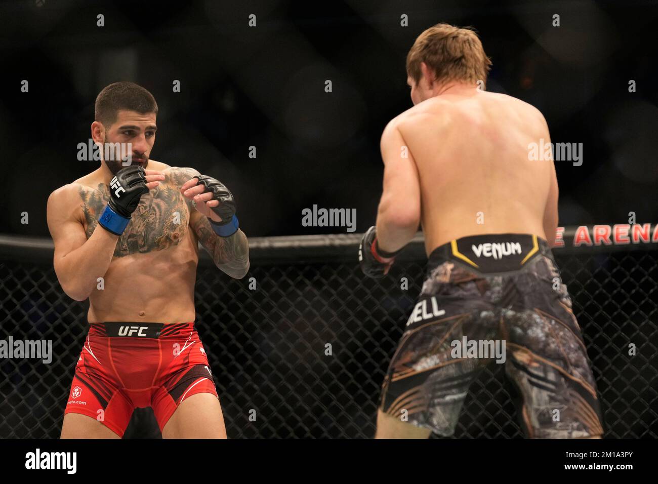 Las Vegas, Nevada, États-Unis. 10th décembre 2022. Stade T-Mobile LAS VEGAS, NV - DÉCEMBRE 10 : (R-L) Bryce Mitchell combat Ilia Toturia dans son combat Featherweight lors de l'événement UFC 282 à T-Mobile Arena sur 10 décembre 2022 à Las Vegas, Nevada, États-Unis. (Photo de Louis Grasse/PxImages) (Louis Grasse/SPP) crédit: SPP Sport Press photo. /Alamy Live News Banque D'Images