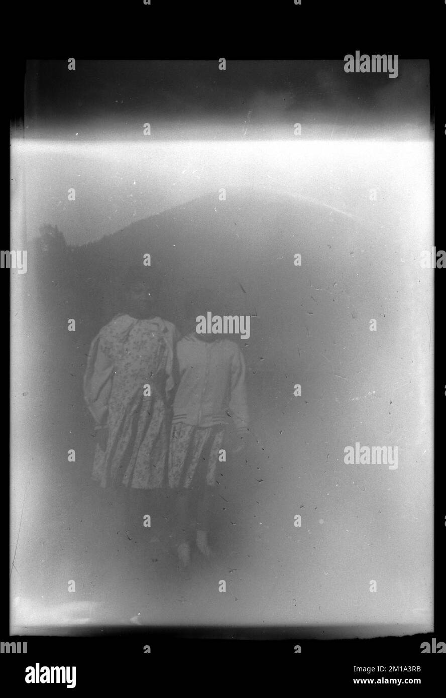 Deux filles en robes , filles. Collection Jack Miller Banque D'Images