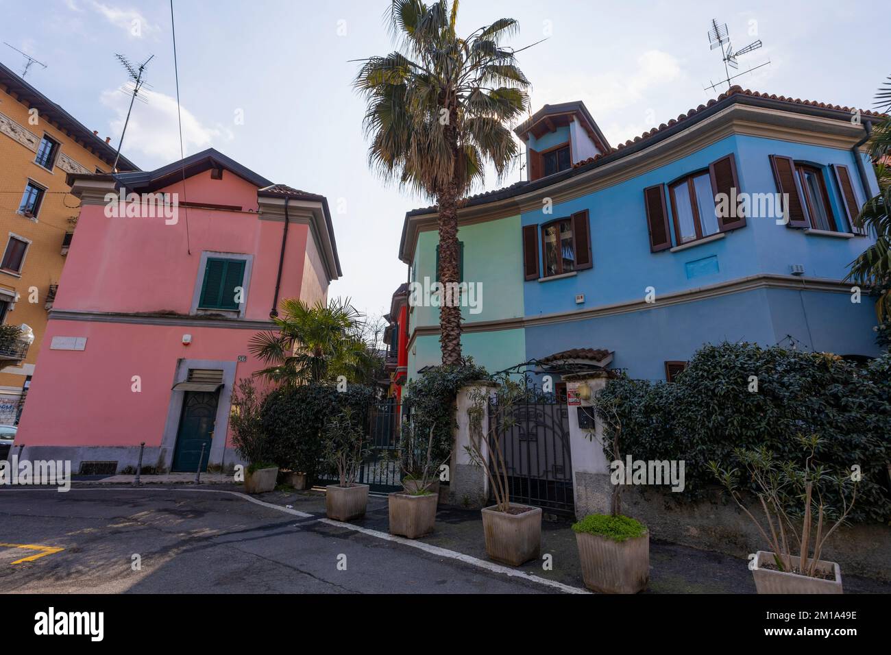 MILAN, ITALIE, 5 MARS 2022 - maisons colorées et caractéristiques dans la rue Abraham Lincoln à Milan, Italie. Banque D'Images