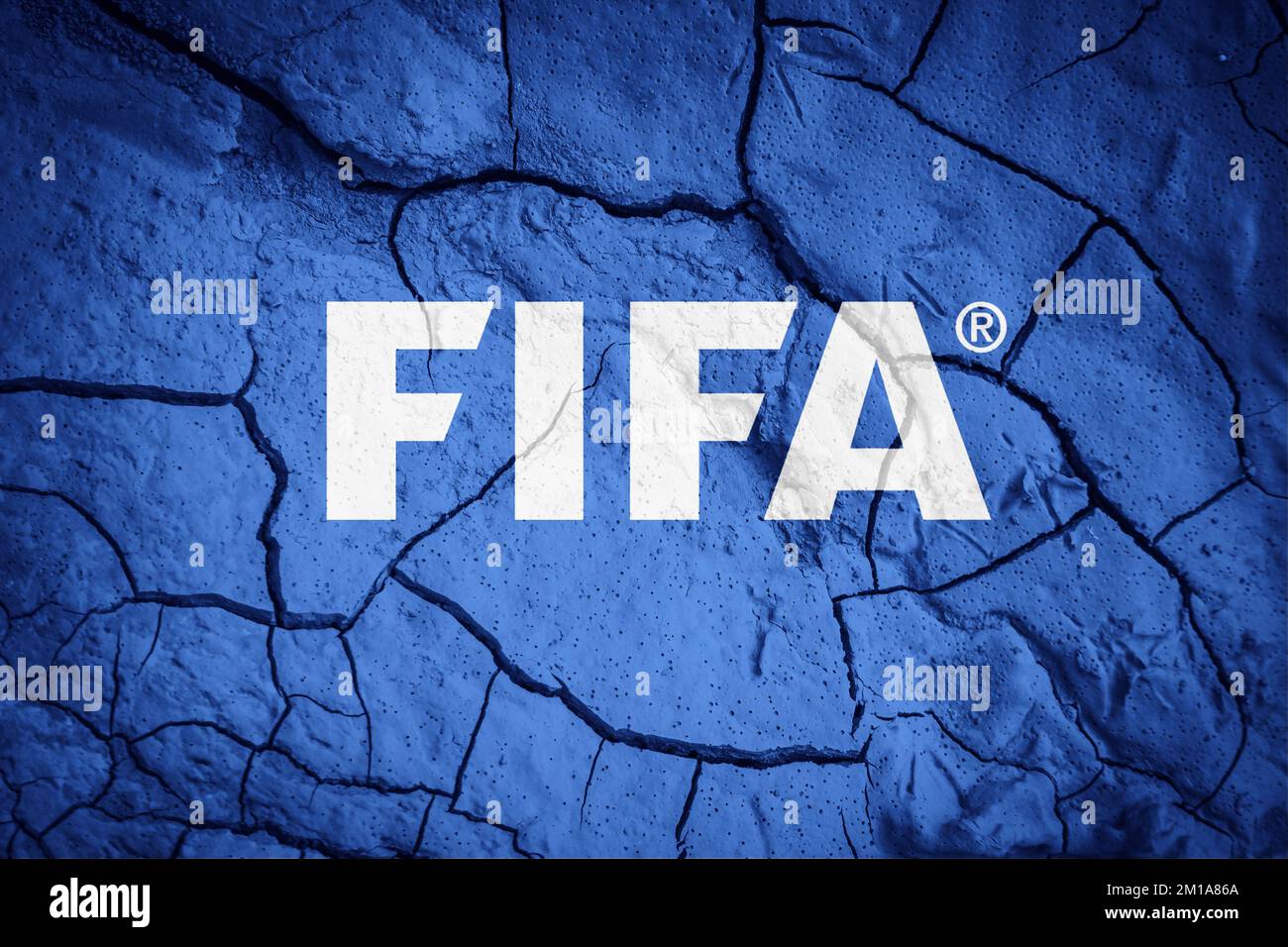 Loriol sur Drome, France - 12 décembre 2022 : drapeau de la FIFA. Symbole FIFA. Drapeau sur fond de terre sèche fissurée. Drapeau de la FIFA avec la sécheresse concept Banque D'Images