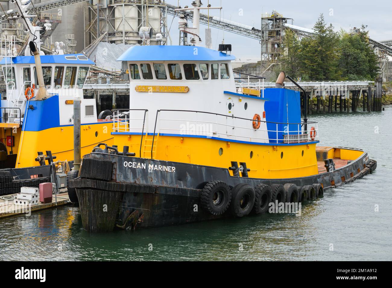 Seattle - 3 avril 2022; bateau à remorqueurs Ocean Mariner attaché à l'île Harbour à Seattle peint en bleu et jaune avec le nom Banque D'Images