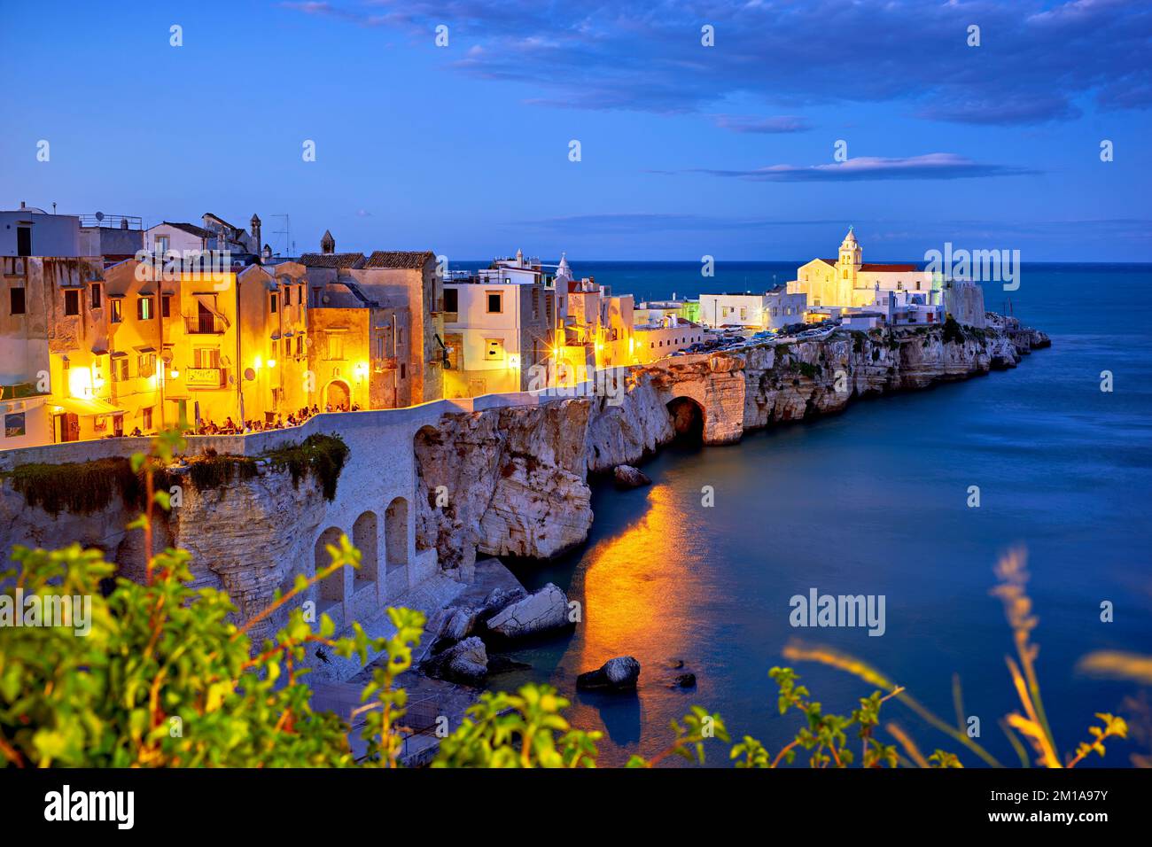 Vieste Gargano. Pouilles Italie. Cape San Francesco et église San Francesco au coucher du soleil Banque D'Images