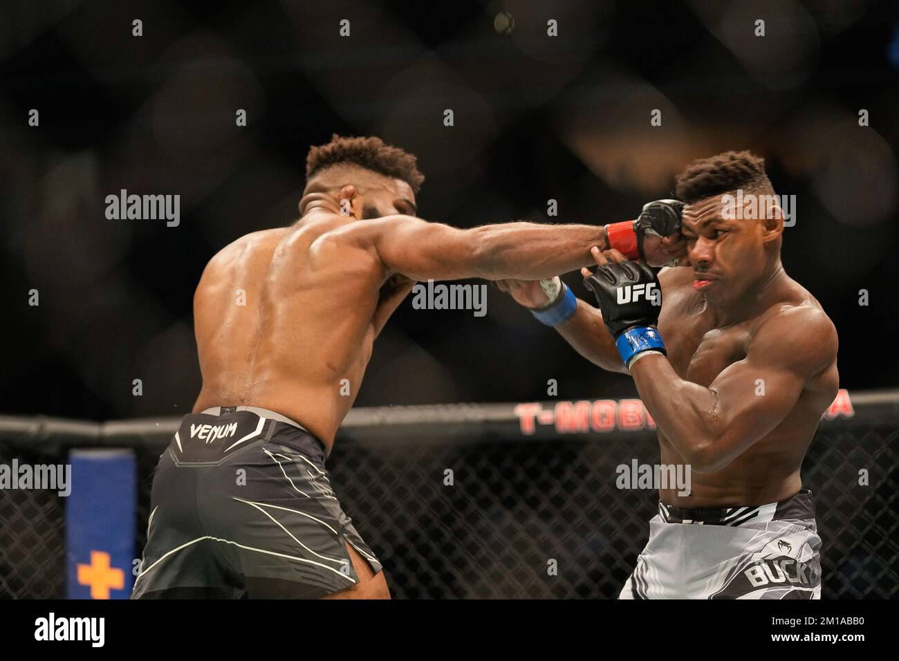 10 décembre 2022: LAS VEGAS, NV - DÉCEMBRE 10: (G-D) Chris Curtis poinçons Joaquin Buckley dans leur combat MiddlewEight lors de l'événement UFC 282 à T-Mobile Arena sur 10 décembre 2022 à Las Vegas, Nevada, États-Unis. (Credit image: © Louis Grasse/PX Imagens via ZUMA Press Wire) Banque D'Images