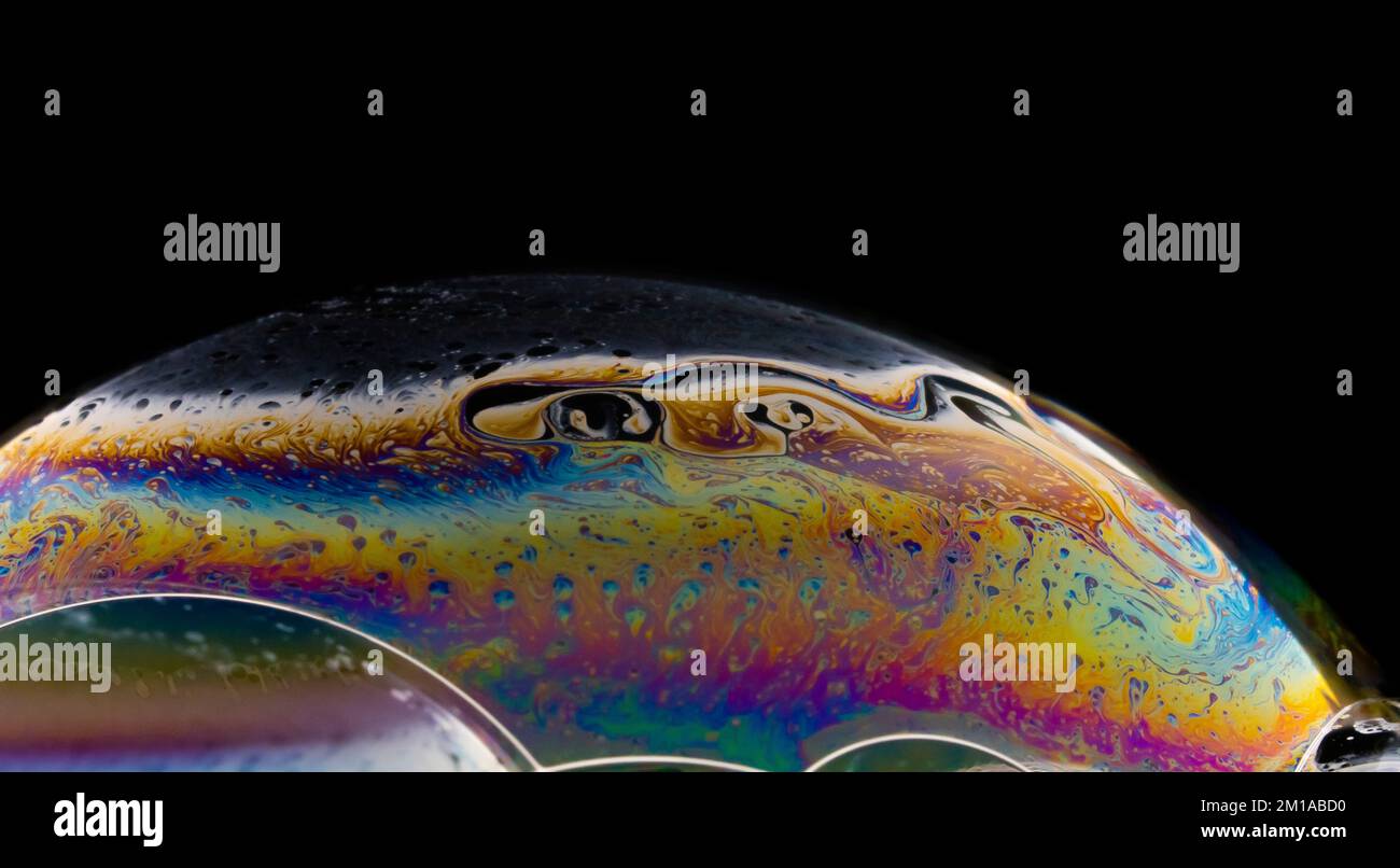 Bulle de savon gros plan sur fond noir. Banque D'Images