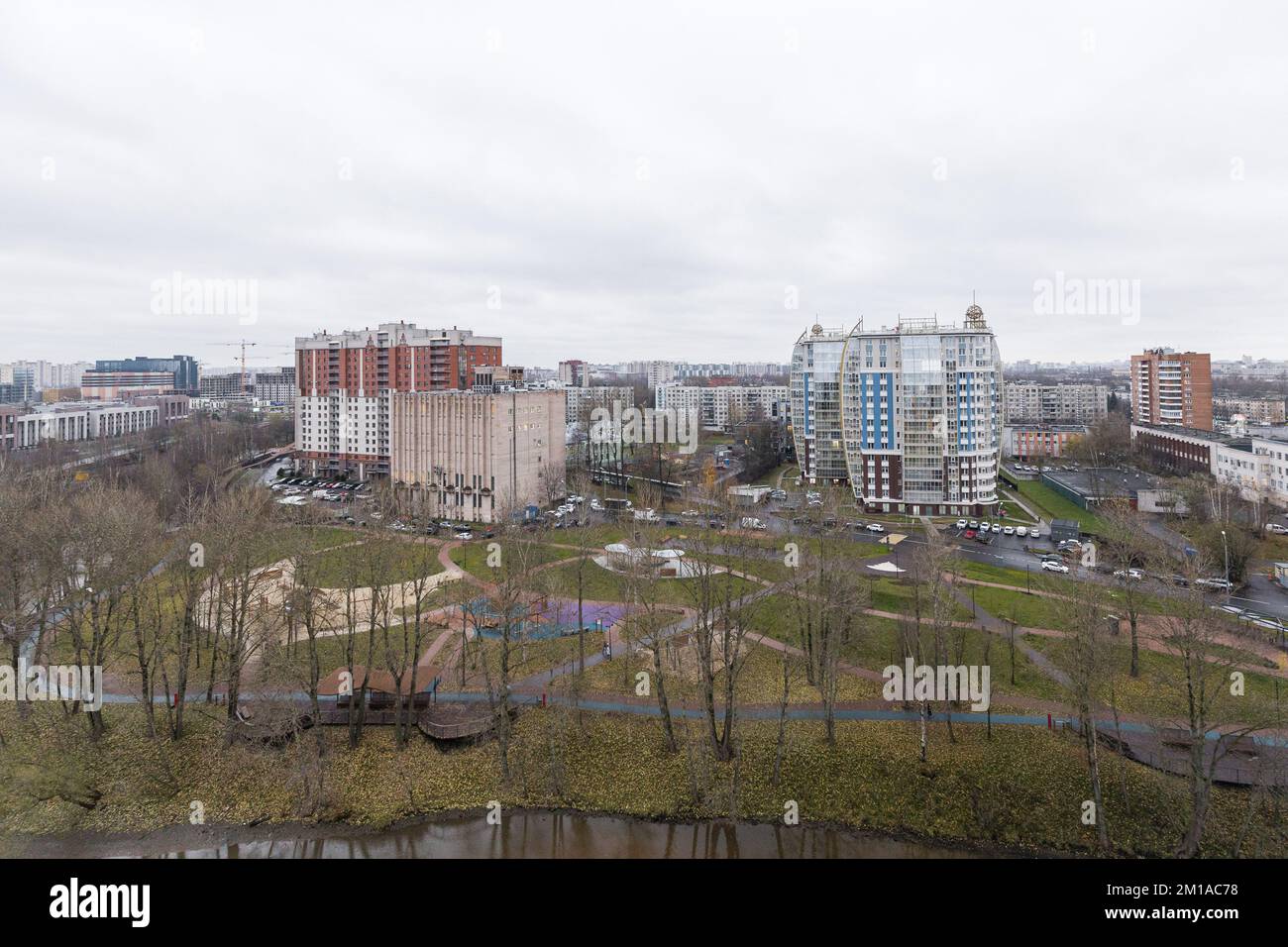 Vol au-dessus de la ville depuis un quadricoptère Banque D'Images
