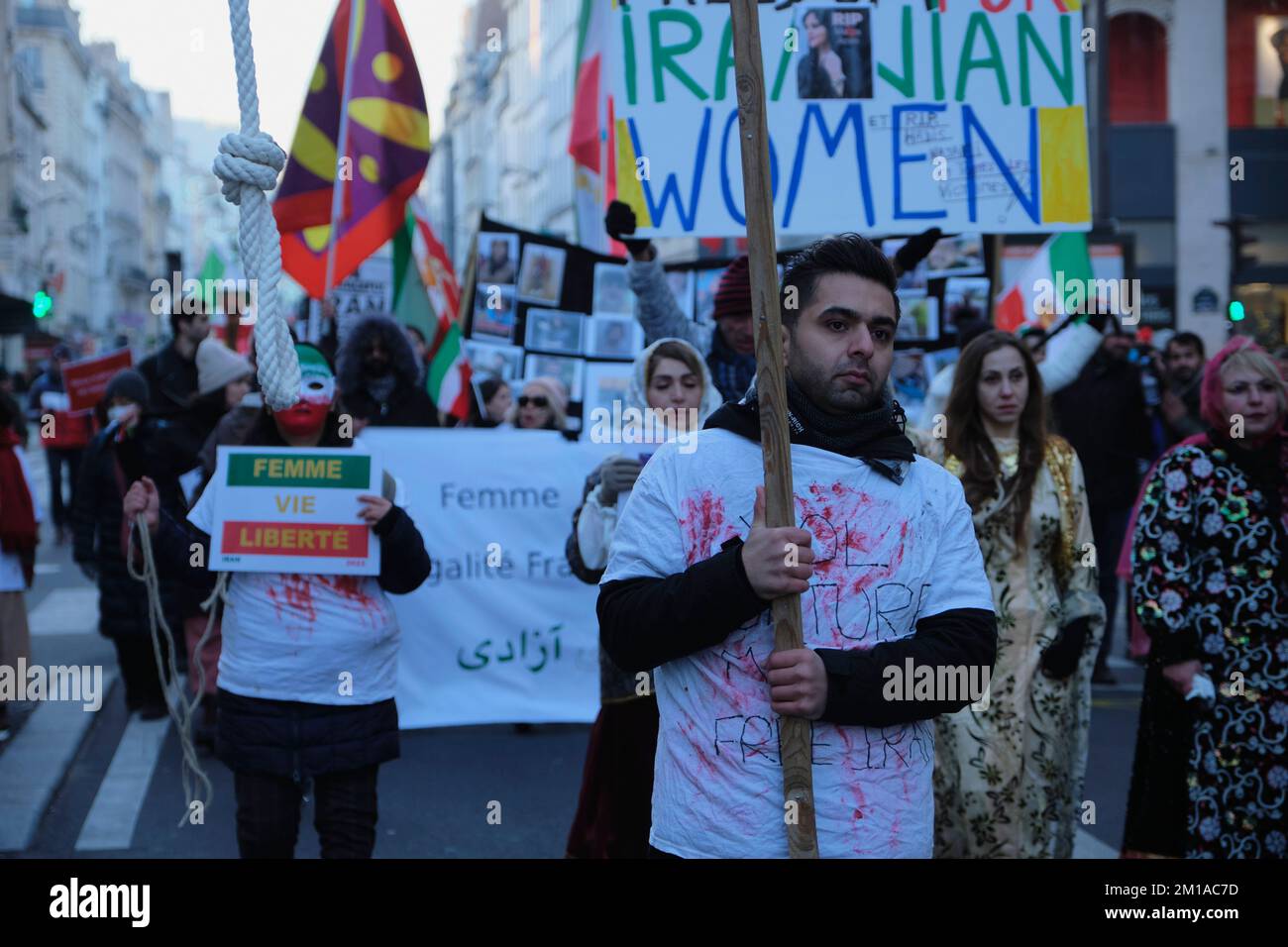 Paris, Ile de France, FRANCE. 11th décembre 2022. Des centaines de personnes ont défilé à Paris pour dénoncer le régime islamique en Iran. Mohsen Shekari a été le premier iranien à être executé jeudi 8th 2022 décembre par le régime iranien de plus en plus répressif pour avoir participé à des manifestations, avec d'autres confrontés à la peine de mort sur des charges similaires. (Credit image: © Remon Haazen/ZUMA Press Wire) Credit: ZUMA Press, Inc./Alamy Live News Banque D'Images
